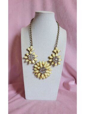 Two toned Pastel Yellow Trio Flower Rhinestone Costume jewelry Necklace N1D